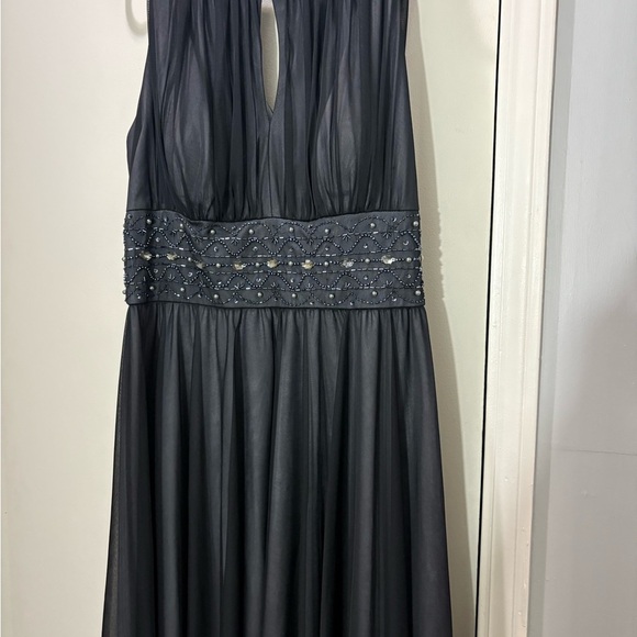 Elegant Black Sleeveless Dress - Picture 2 of 6